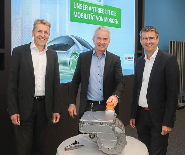 Bernd Grube, Ralf Schmid und Thomas Pauer (v.l.) am Entwicklungsstandort Schwieberdingen vor einem Bosch-Elektroantrieb. Foto: Ramona Theiss