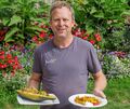 Was darf‘s sein? Stefan Hinner zeigt mehrere Optionen für Kürbisgerichte. Foto: Holm Wolschendorf
