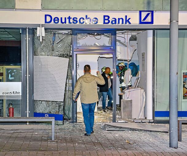 Beträchtlicher Schaden entstand bei der Explosion eines Geldautomaten der Deutschen Bank in Gerlingen. Foto: Andreas Rometsch/KS-Images