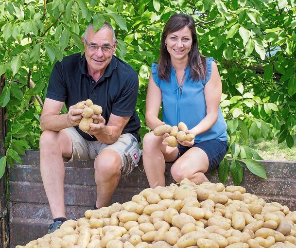 Die Kartoffelernte läuft auf Hochtouren: Das Bild zeigt Jürgen Leutenecker und seine Tochter Sara -Heizmann-Leutenecker. Fotos: Holm Wolschendorf