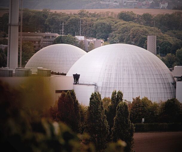 Für hochriskant und rechtlich unzulässig halten Atomkraftgegner den geplanten Reservebetrieb von GKN II (vorn). Foto: Alfred Drossel