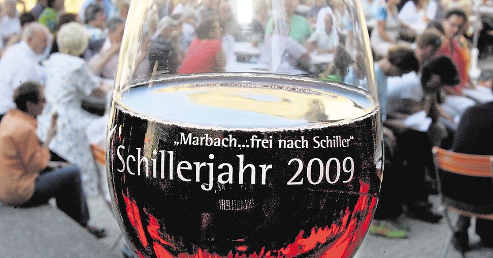 Weingläser zu den Schillerjahren gab es schon in Marbach, künftig soll es auch einen städtischen Wein geben, der am Hang oberhalb des Neckars wächst. Archivfoto: Michael Fuchs