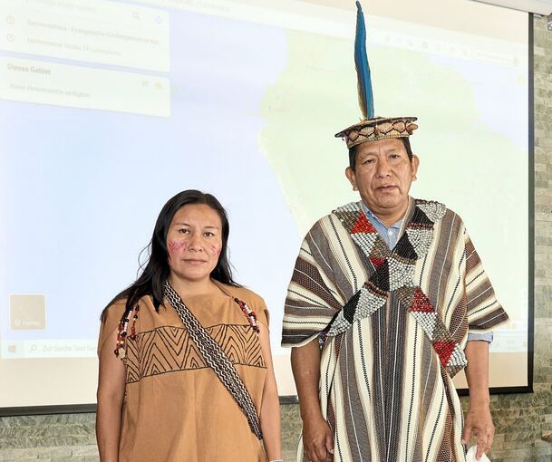 Yanesha-Stammesführer Pablo Hoyos und Estella Jimenez berichten am Ernst-Sigle-Gymnasium über sein Volk und den Regenwald in Peru. Fotos: Andreas Becker