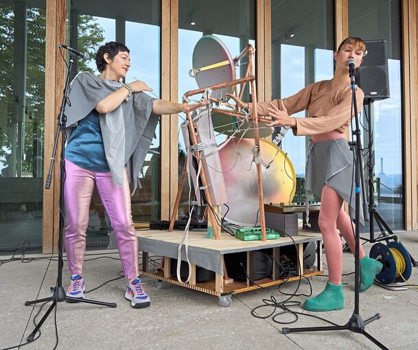 Die Künstlerin Melissa E. Logan (links) und die Tänzerin Alisa Scetinina bei der Performance zur Eröffnung. Foto: Andreas Becker