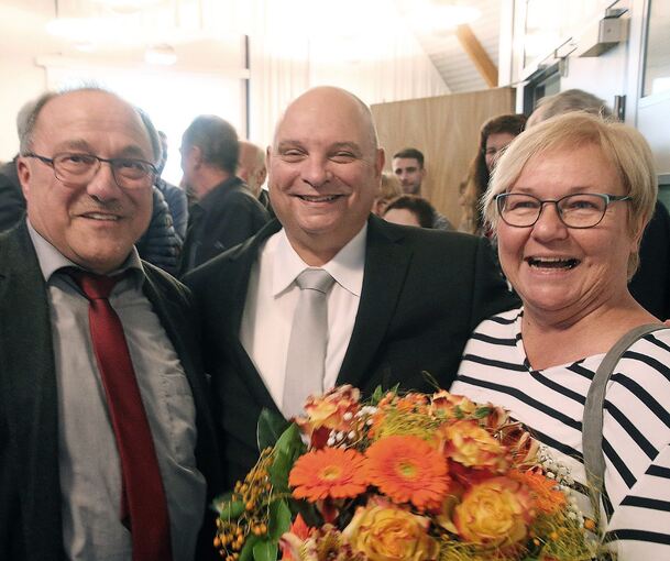 Bürgermeister-Stellvertreter Sieghard Geske (links) hat Jürgen Scholz zur Wahl gratuliert und seiner Frau Margit Blumen überreicht.Foto: Alfred Drossel