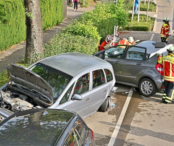 Aus ungeklärter Ursache geriet die Fahrerin des Mercedes nach links von der Fahrbahn ab. Foto: KS-Images/Andreas Rometsch