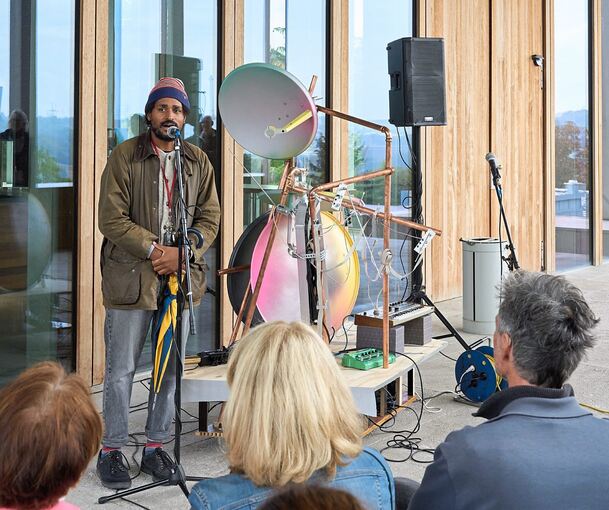 Festivalkurator Julian Warner stellt die Klangskulptur vor. Foto: Andreas Becker