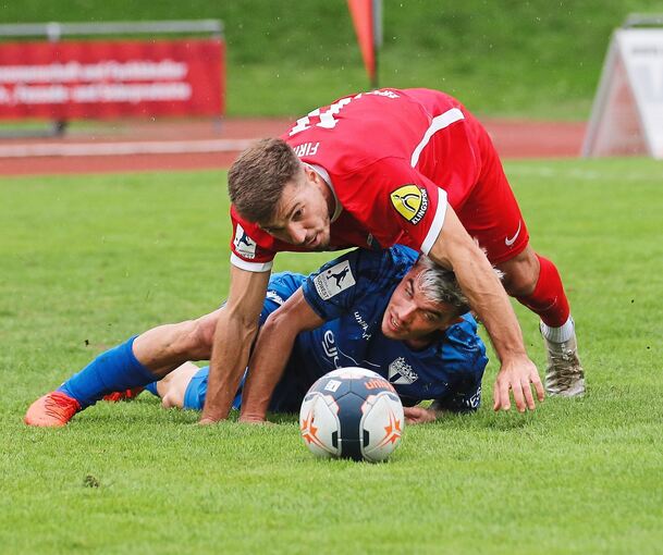 Die Freiberger und Christian Mauersberger (unten) kommen auch gegen Serkan Firats TSV Steinbach Haiger nicht vom Fleck. Foto: Baumann