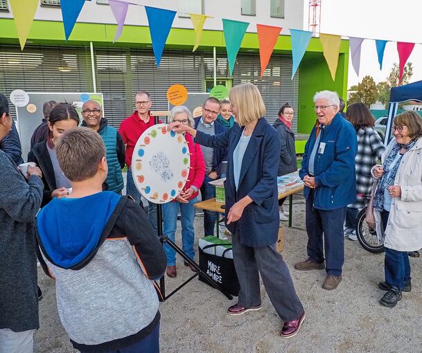 Am Glücksrad beim Mehrgenerationenhaus gab es vor dem Kino einiges zu gewinnen. Foto: Holm Wolschendorf