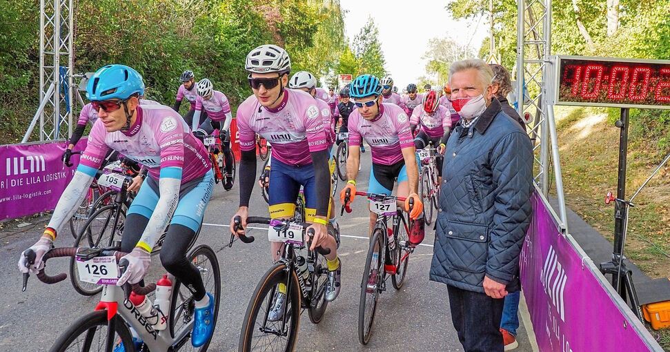 Start zum Charity Bike Cup im Ditzinger Ortsteil Heimerdingen: Mehr als 1000 Radrennfahrer wollen wie zuletzt am Einheitsfeiertag 2020 dabei sein. Archivfoto: Holm Wolschendorf