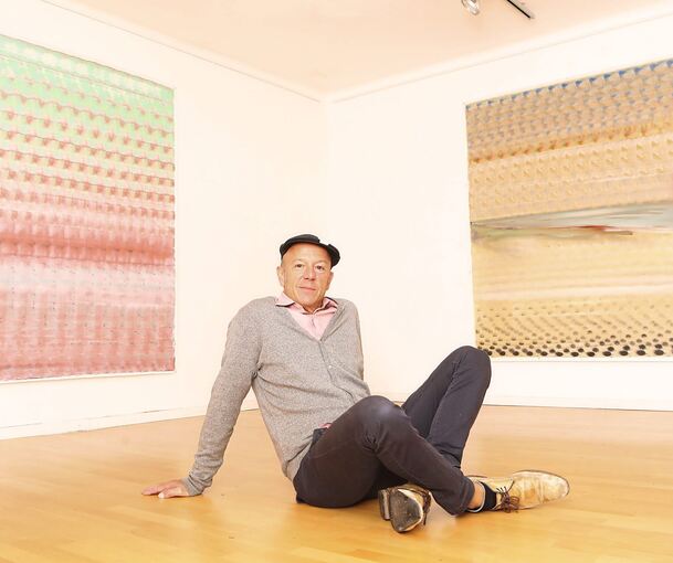 Ein Beobachter seines eigenen Tuns: Der Künstler Andreas Bausch in der Galerie 4/1. Foto: Ramona Theiss