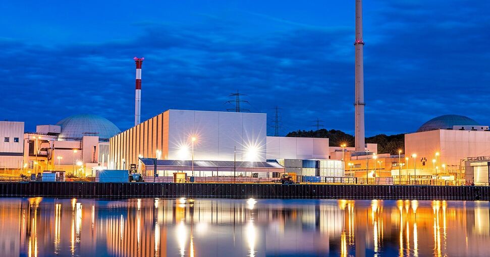 Das Kernkraftwerk Neckarwestheim aufgenommen in den Abendstunden. Foto: Christoph Schmidt/dpa