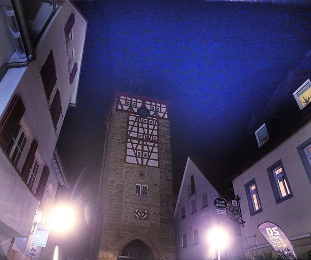 Bleibt im Dunkeln: Der Köllesturm in Bönnigheim wird, wie auch das Schloss, nicht mehr angestrahlt. Foto: Alfred Drossel
