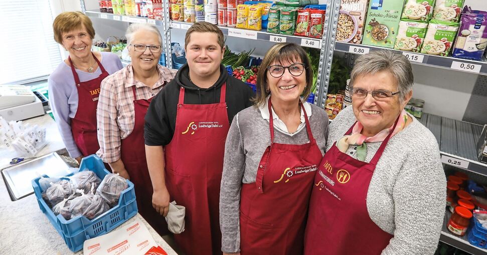 Ein eingespieltes Team im Hirschberglädle Eglosheim mit (von rechts) Leiterin Marlies Pisko, Maria Steinle, dem FSJler Denis Schuster von St. Thomas und Johannes, Ursula Kaden und Renate Lämmermeier. Insgesamt 13 Frauen helfen ehrenamtlich im Tafella