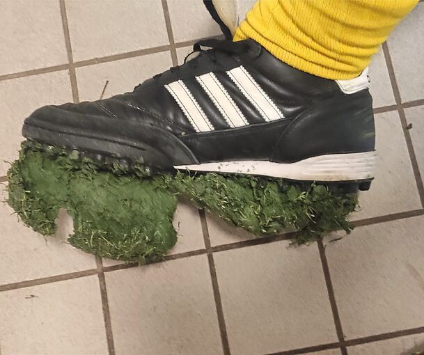 Ärgerlich: Nach dem Kicken auf dem Erligheimer Kunstrasensportplatz sehen die Schuhe so aus.