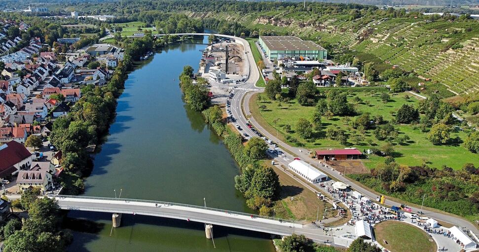 Endlich freie Fahrt: In Benningen soll die neue, rund 23,3 Millionen Euro teure Umgehung die enge Ortsdurchfahrt entlasten. Foto: Holm Wolschendorf