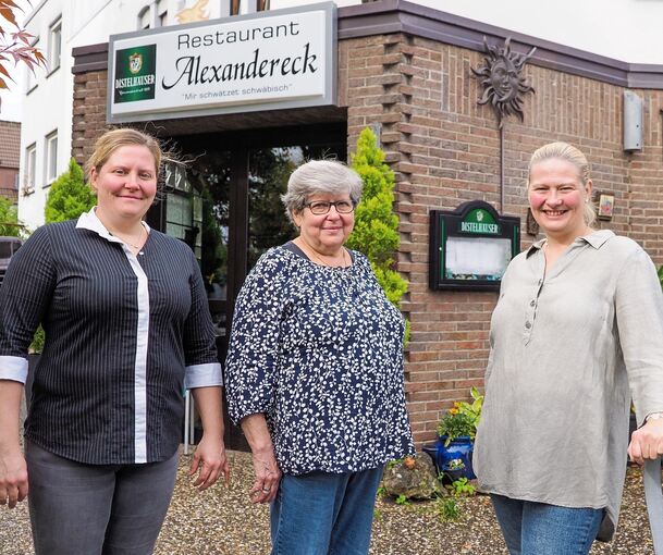 Susanne, Rosemarie und Yvonne Mauch vor ihrem Zuhause: dem Restaurant Alexandereck. Foto: Holm Wolschendorf