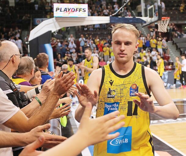 Abschied: Lukas Herzog nach seinem letzten Spiel im Trikot der MHP-Riesen, der Play-off-Niederlage gegen Alba Berlin. Foto: Baumann
