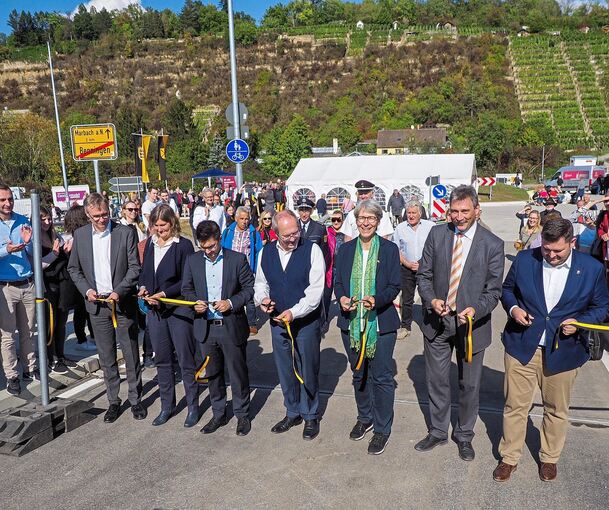 Auch Bürgermeister Klaus Warthon (Zweiter von rechts) und Staatssekretärin Elke Zimmer (mit Schal) greifen dafür gerne zur Schere und durchschneiden das Band. Foto: Holm Wolschendorf