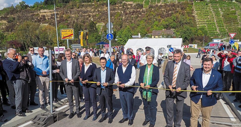 Auch Bürgermeister Klaus Warthon (Zweiter von rechts) und Staatssekretärin Elke Zimmer (mit Schal) greifen dafür gerne zur Schere und durchschneiden das Band. Foto: Holm Wolschendorf