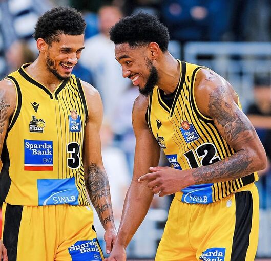 Erfolgreiches Duo: Prentiss Hubb (links, 27 Punkte) und Jhonathan Dunn (17 Punkte) genießen ihre erfolgreichen Debüts im Trikot der MHP-Riesen. Foto: Eibner