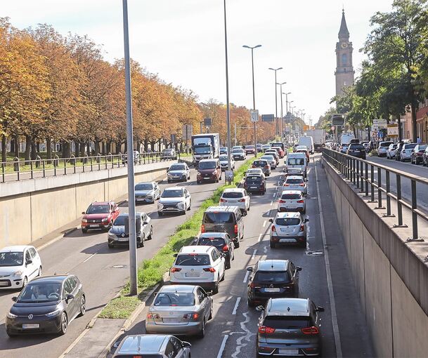 Stau auf der B 27 in Ludwigsburg.