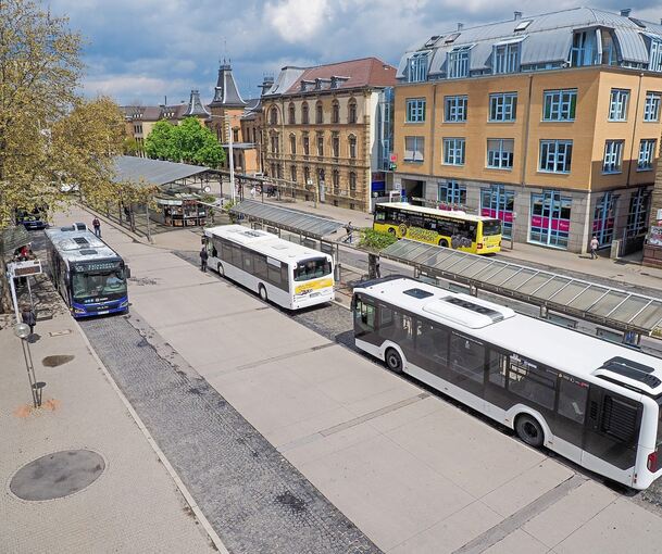 Auf der Seite, auf der der gelbe Bus steht, soll einmal die Stadtbahn vorfahren. Archivfoto: Holm Wolschendorf