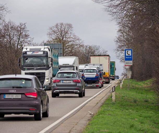 Bundesstraße 10 Richtung Schwieberdingen: Der Streit um den Ausbau ist wieder entflammt. Archivfoto: Holm Wolschendorf