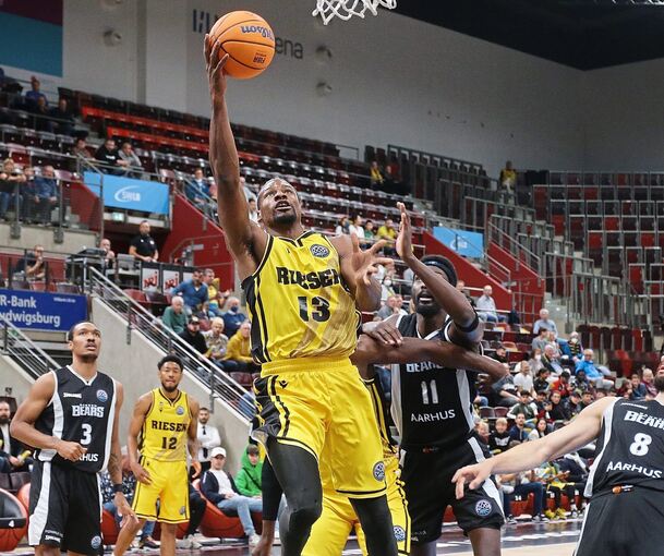 Defensiv und offensiv ein Unterschiedsspieler: Ludwigsburgs Yorman Polas Bartolo (links) zieht gegen Bakkens Michel Diouf zum Korb.Foto: Baumann