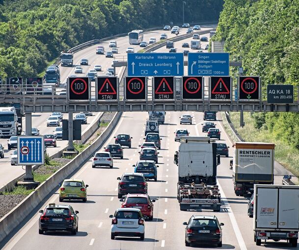 Es ist viel los auf den Autobahnen. Die Autofahrer müssen sich in Geduld üben.Archivfoto: Holm Wolschendorf