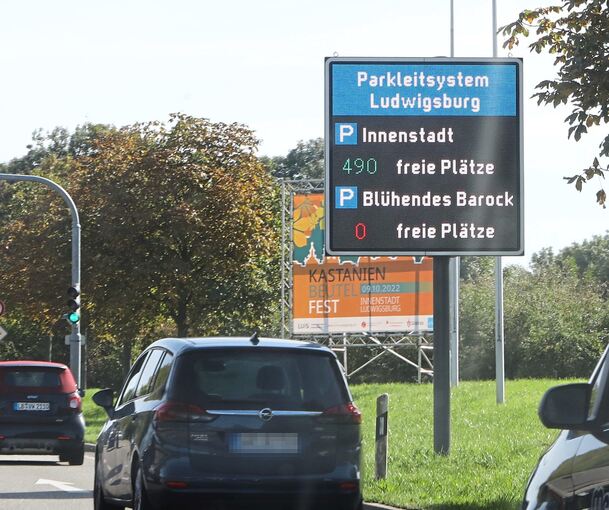 Von Norden (Bild) wie Süden verkündet das Parkleitsystem für das Blüba schon an einem Mittwochmittag 0 freie Plätze. Foto: Ramona Theiss