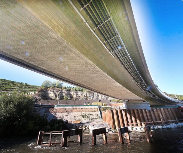 Schwungvoll geht die Brücke über die Enz bei Besigheim. Unten ist alles schon fertig, oben müssen noch einige Arbeiten erledigt werden. Foto: Alfred Drossel