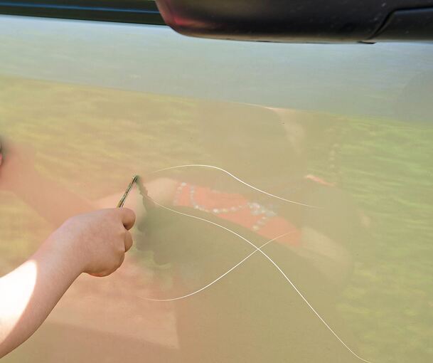 Ein Unbekannter hat ein Auto in Ludwigsburg zerkratzt.