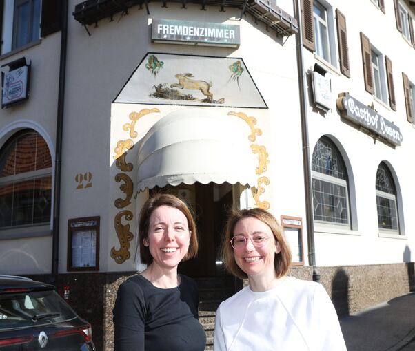 Simone Theurer und Elke Renninger vor dem Stammhaus. Foto: Ramona Theiss