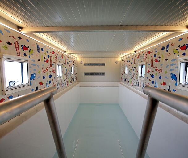 Blick ins Innere des SchwimmMobil, das gestern offiziell in Betrieb ging. Herzstück ist das Schwimmbecken. Fotos: Alfred Drossel