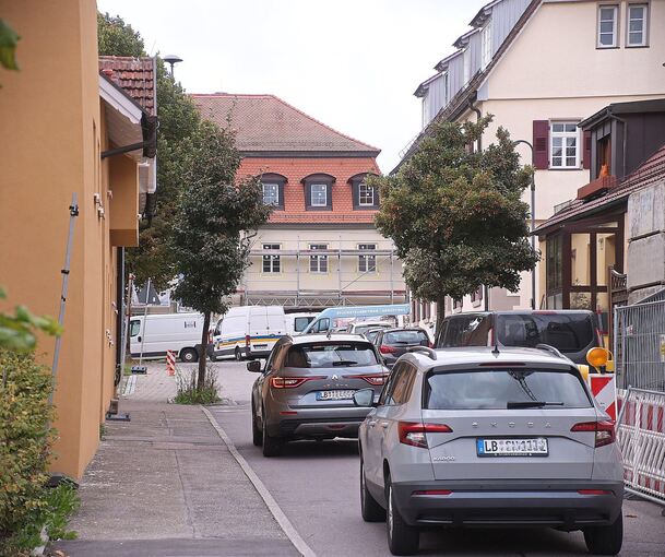 Engstelle: Viele Autos fahren täglich durch die Freudentaler Ortsmitte. Foto: Alfred Drossel