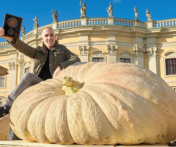 Stefano Cutrupi mit seinem Gewinnerkürbis. Foto: Andreas Becker