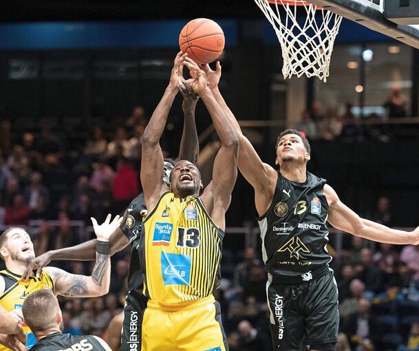 Yorman Polas Bartolo (links) gegen Brandon Tischler. Foto: Eibner