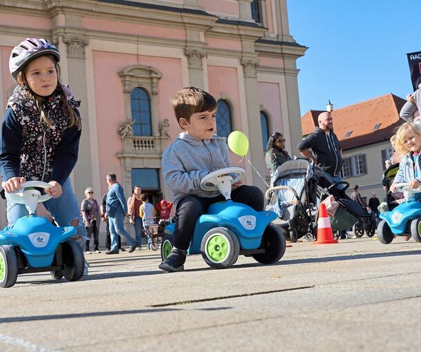 Kein Stau: Auf dem Marktplatz sind die Kleinen mit den Bobbycars unterwegs. Foto: Andreas Becker