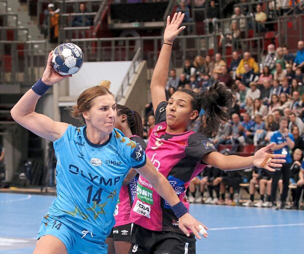 Handball auf Weltklasse-Niveau: Die Bietigheimerin Karolina Kudlacz-Gloc (links) gegen Jamina Roberts von den Vipers Kristiansand. Foto: Baumann