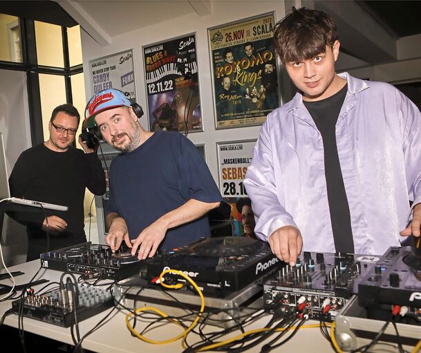 Azubi Ole Harsch (rechts) kümmert sich zusammen mit Raimund Runde (Mitte) und Scala-Kultur-Chef Edgar Lichtner um den Event. Foto: Ramona Theiss