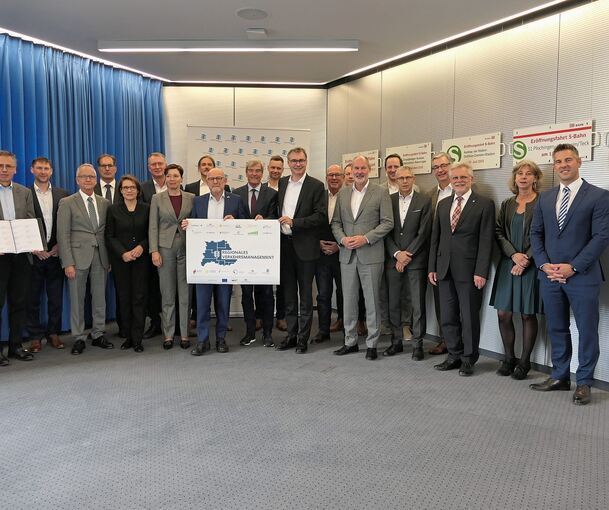 Regionaldirektor Dr. Alexander Lahl, der Verkehrsminister, Winfried Hermann, sowie Vertreterinnen und Vertreter der Kommunen und Landkreise unterzeichnen die Kooperationsvereinbarung für das regionale Verkehrsmanagement. Foto: vrs