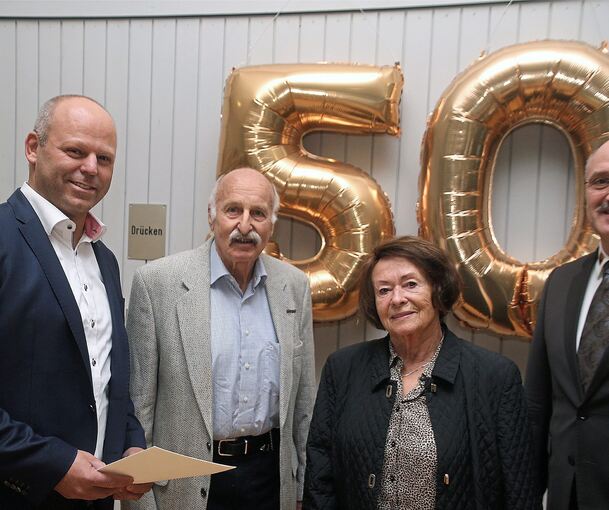 Blicken auf 50 Jahre Tennisclub Freudental zurück: der Vorsitzende Mathias Vietz, die Gründungsmitglieder Dieter Bertet und Hannelore Röhm sowie Sportkreis-Präsident Matthias Müller (von links). Foto: Alfred Drossel