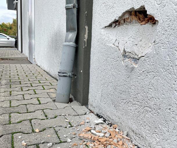 Der Schaden an der Wand ist gut sichtbar. Fotos: Holm Wolschendorf