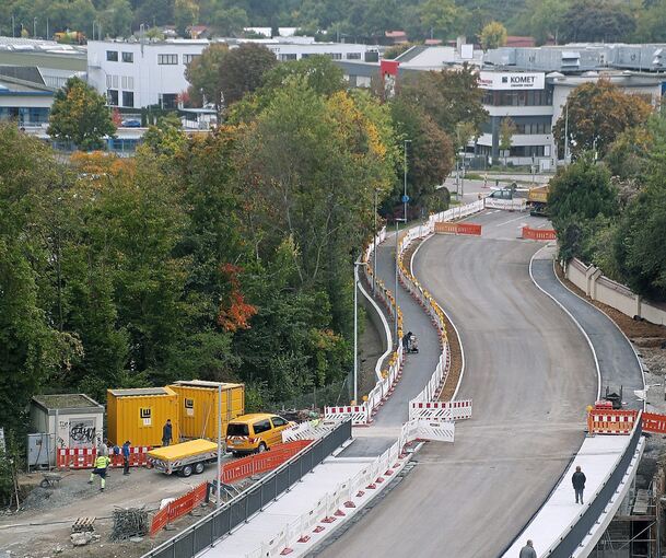 Mit einem Schwung führt die neue Brücke über die Enz. Foto: Alfred Drossel