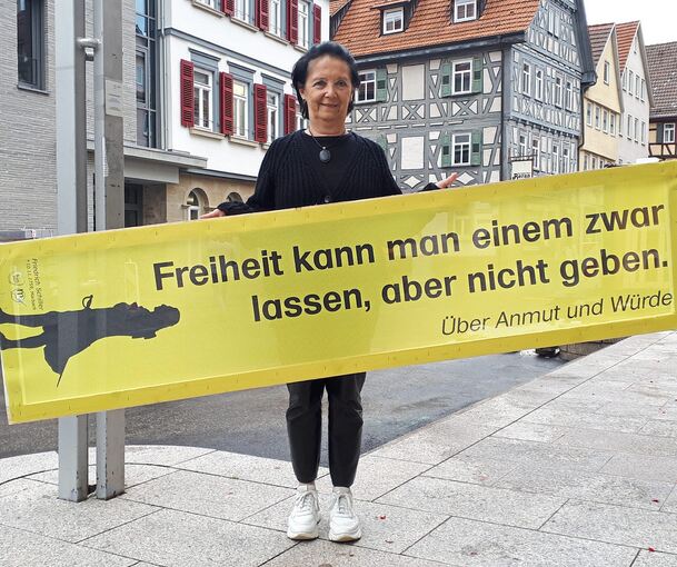 Initiatorin Monika Schreiber mit einem der 40 Banner mit Schillerzitaten, die im November über die Stadt verteilt aufgehängt werden. Foto: Stephanie Nagel