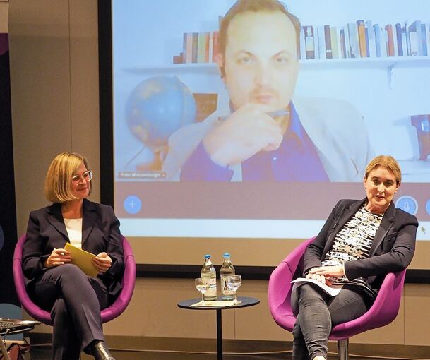 Mit der Problematik von Falschnachrichten beschäftigten sich die Leiterin der Volkshochschule Ludwigsburg, Martina Wörner (links), und Ulrike Trampus, Chefredakteurin der Ludwigsburger Kreiszeitung. Digital zugeschaltet hatte sich der Journalist Pete