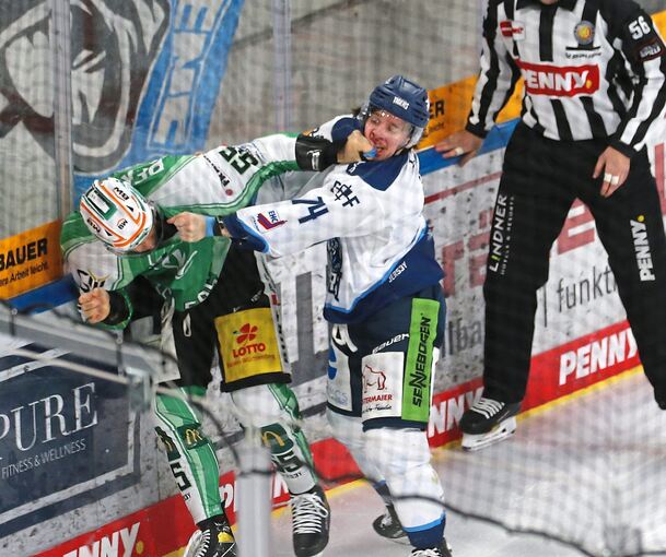 Die Fäuste fliegen: Bietigheims Chase Berger (links) gegen Travis St. Denis. Foto: Baumann