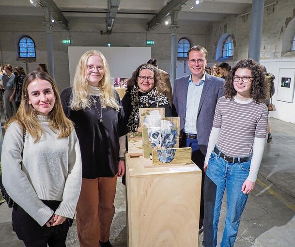 Starke Schau: Lotte Giebel, Marlen Meyer, Erste Bürgermeisterin Renate Schmetz, Staatssekretär Volker Schebesta und Marie Link (von links) mit Meyers „Hinter Goldenem Schein“. Foto: Holm Wolschendorf