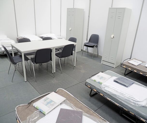 Alles ist vorbereitet: Die Halle wurde in Parzellen unterteilt und möbliert. Foto: Holm Wolschendorf